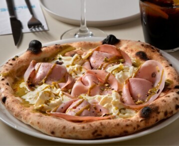 El secreto de Coco Carreño para una masa perfecta: cómo hacer su increíble pizza de mortadela, stracciatella y pistachos