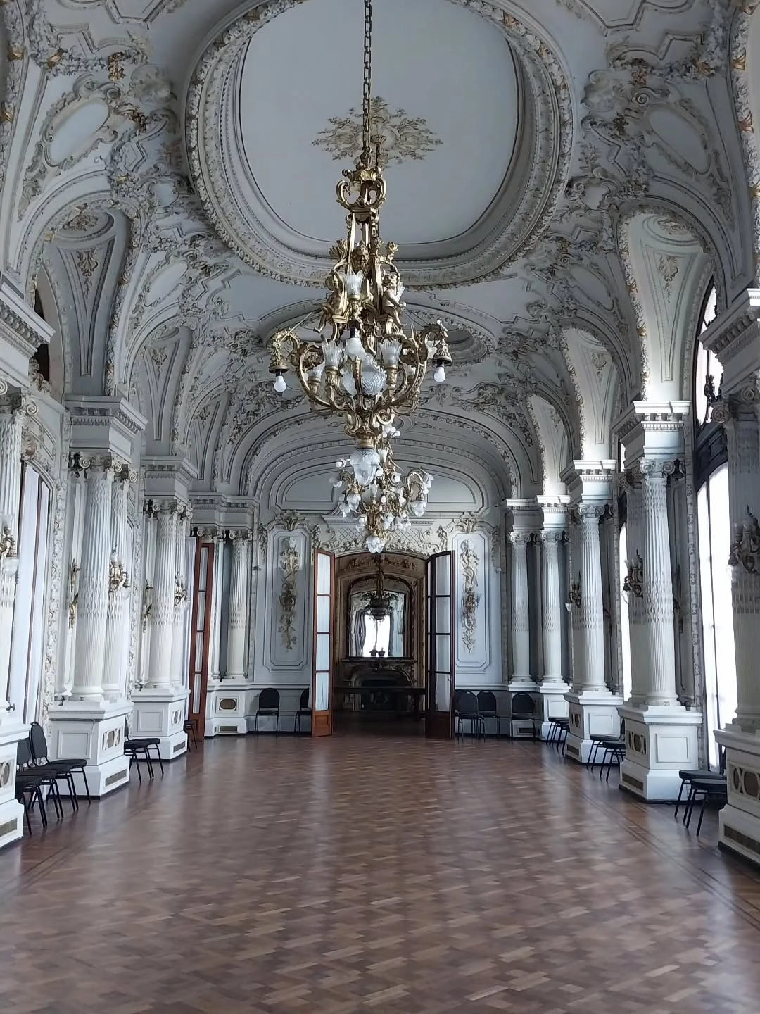 Uno de los imponentes salones, dignos de un palacio europeo.