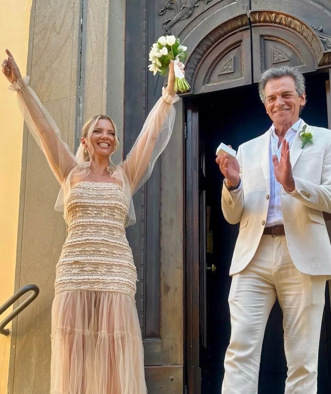 El resultado final fue un look que combinó transparencias, tul, volúmenes livianos y detalles románticos, en sintonía con el escenario elegido para la celebración. 