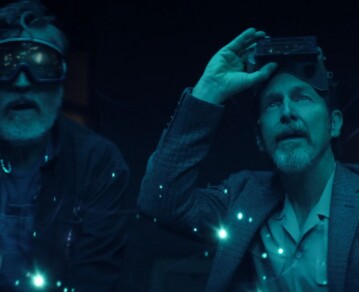 La serie de 8 episodios de Netflix que mezcla ciencia ficción, misterio y una jubilación rebelde