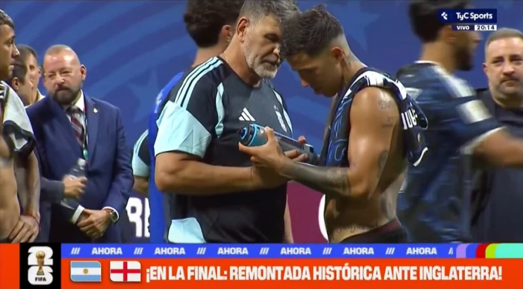 Insólito: qué se había anotado el arquero inglés en su botella de agua para la semifinal ante Argentina
