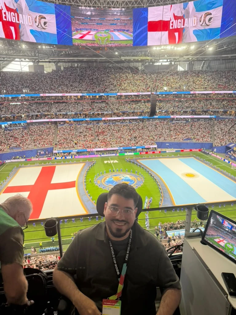 La inspiradora historia de Manu Gutiérrez, el periodista que ganó popularidad en el Mundial por sus entrevistas a Messi y la Scaloneta