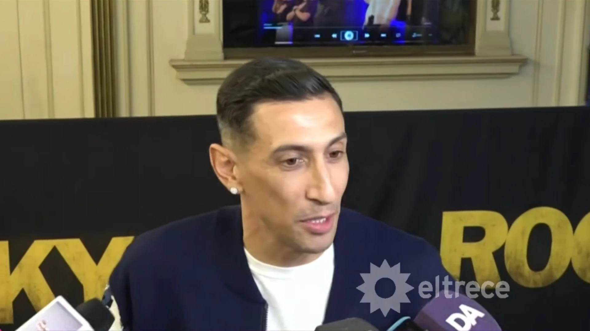 Ángel di María habló con los medios luego de ver la obra de Nicolás Vázquez.