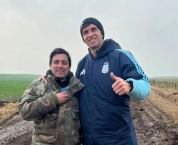 El inesperado regalo que Dibu Martínez les hizo a los fanáticos que lo ayudaron cuando su camioneta quedó atrapada en el barro