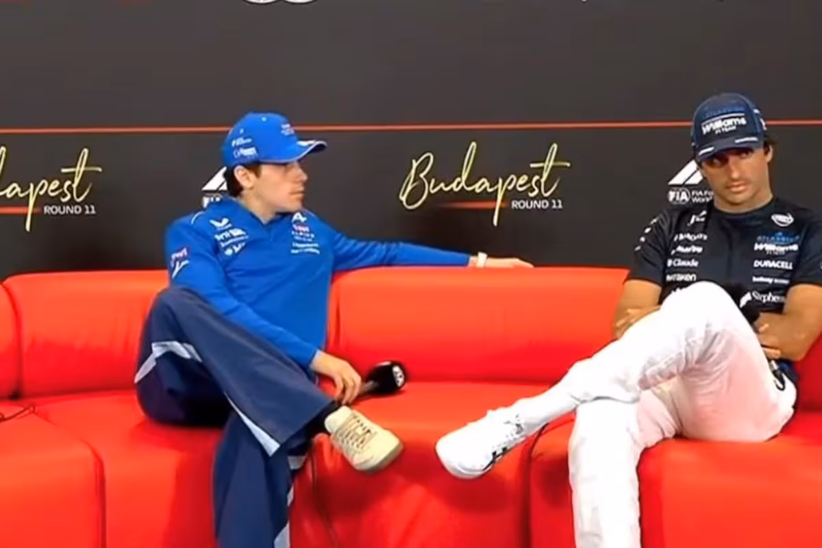 Colapinto y Carlos Sainz en la conferencia de prensa. 