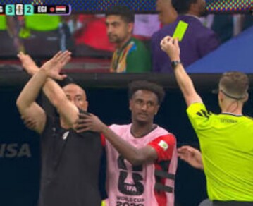 Qué significa el polémico gesto que hizo el director técnico de Egipto al árbitro del partido contra Argentina