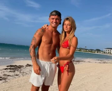 Renata se apoya sobre él vistiendo una bikini roja de tiras mientras mira hacia la cámara. Esta imagen fue el elemento central para la ratificación de su noviazgo ante sus seguidores.
