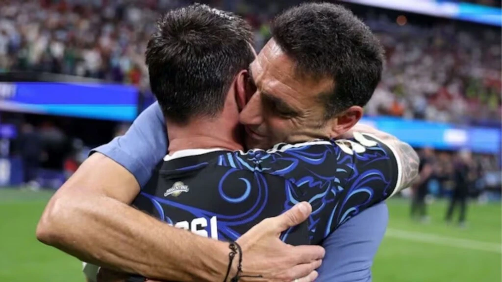 El abrazo entre Messi y Scaloni después del partido.