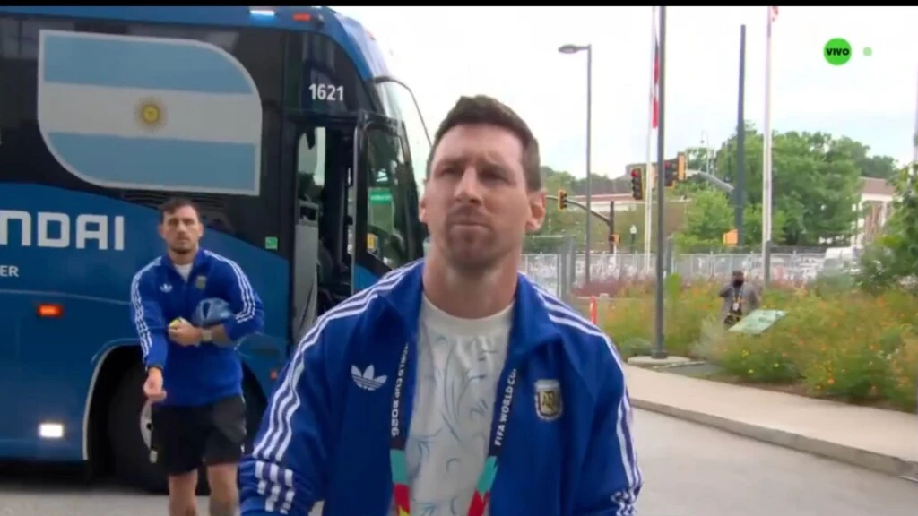 La llegada de Lionel Messi al partido frente a Inglaterra.