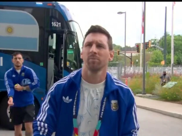 La llegada de Lionel Messi al partido frente a Inglaterra.