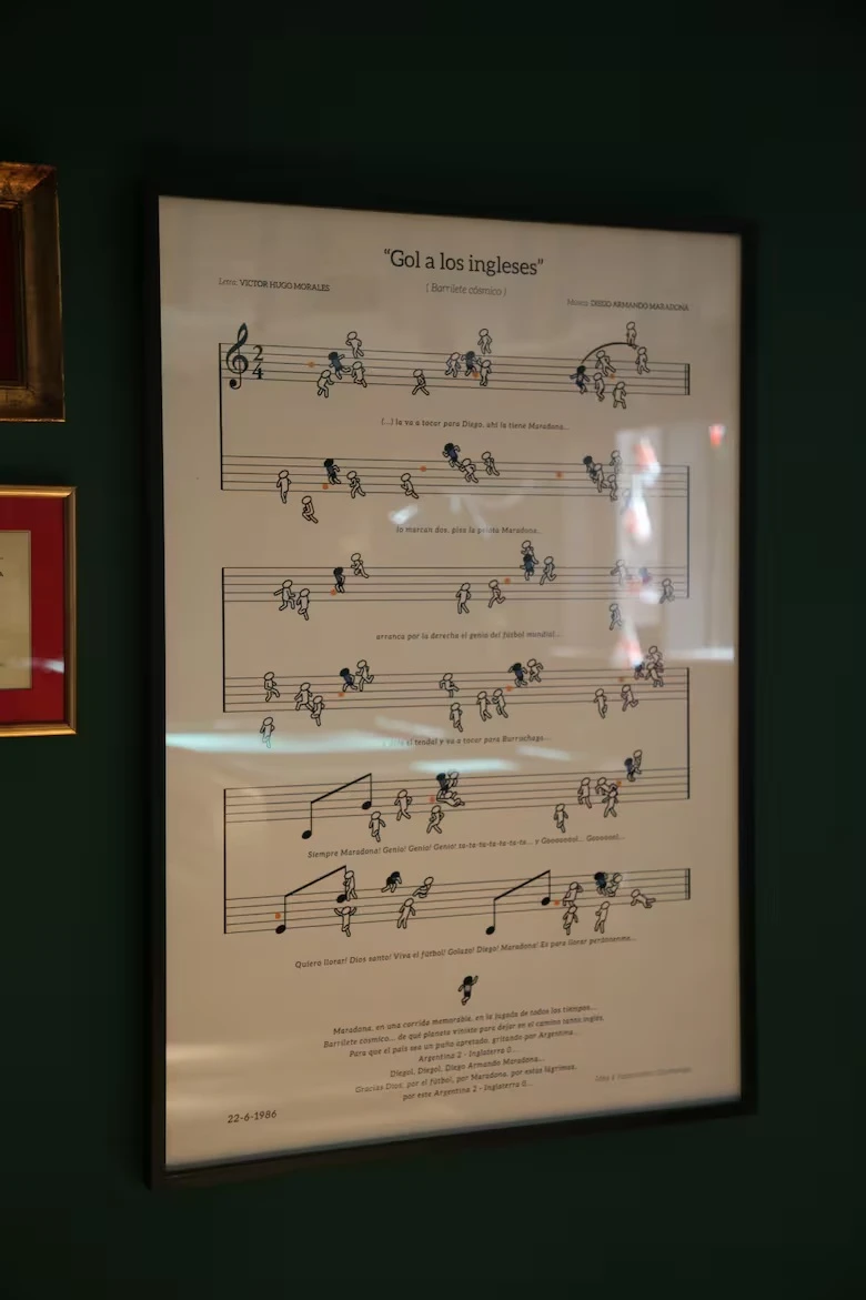 Entre la decoración, está la ilustración del gol de Maradona a los ingleses.
