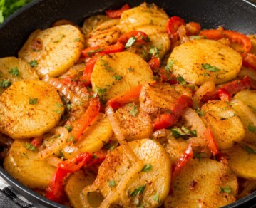 Papas españolas: la receta fácil y económica que queda dorada por fuera y tierna por dentro