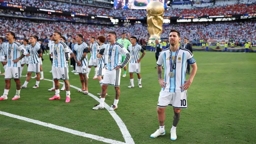 El momento en el que la Selección saludó a la hinchada argentina mientras España recibiía la la Copa.
