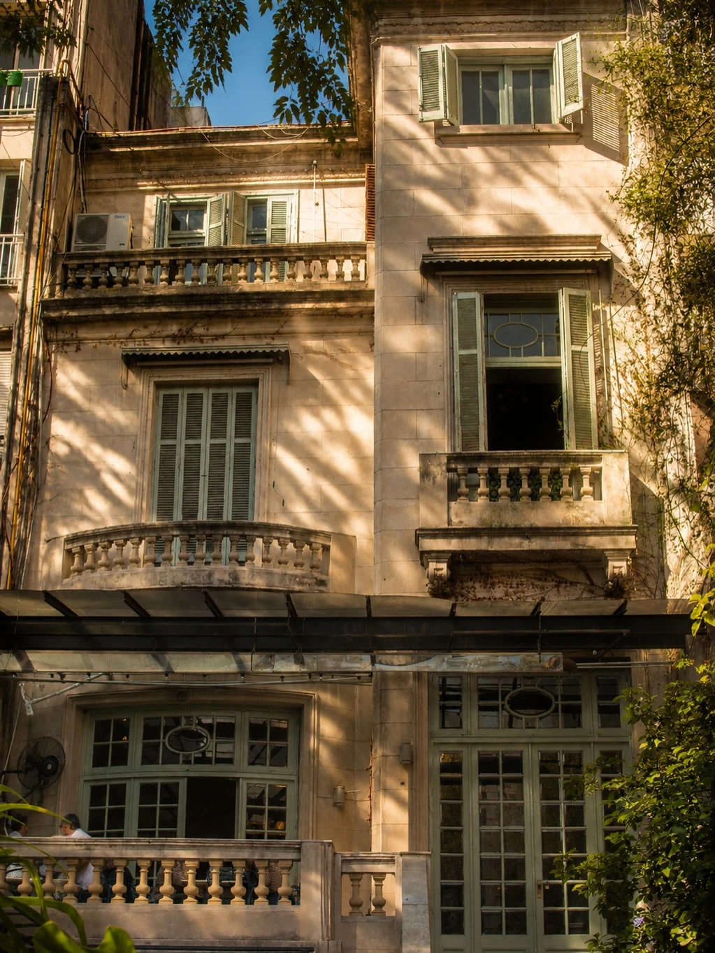 a imponente casona neoclásica de la calle Paraná, cuya construcción finalizó en 1913, conserva intacta su majestuosidad francesa
.