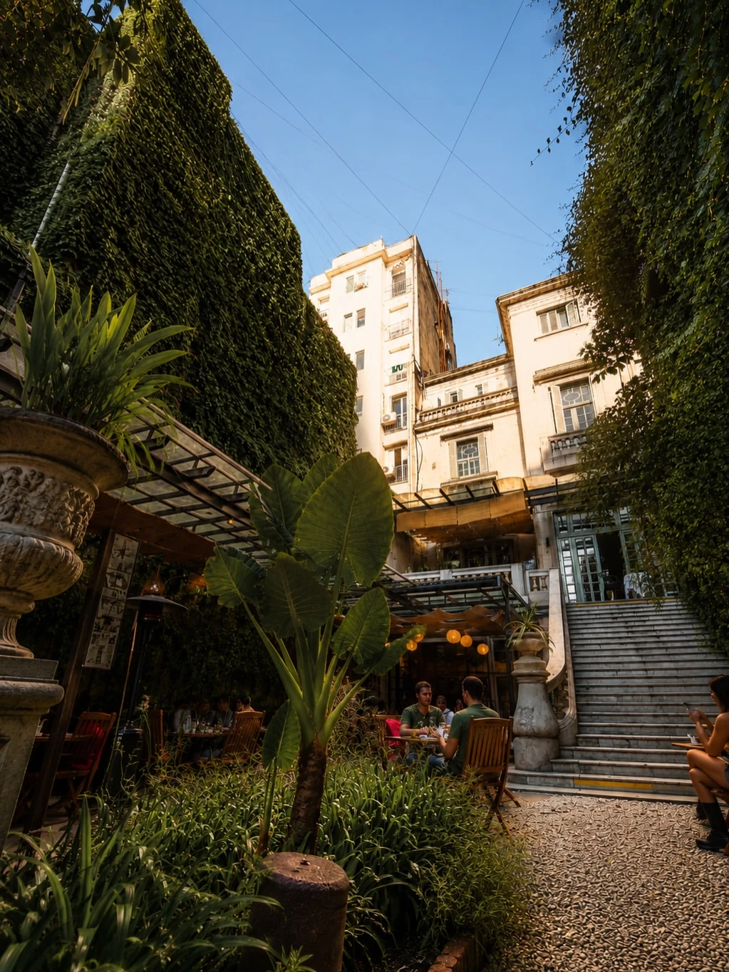 Un oasis urbano: el frondoso jardín de Milión, con su característico níspero, rosal y enredaderas, es uno de los espacios más deseados de la ciudad.