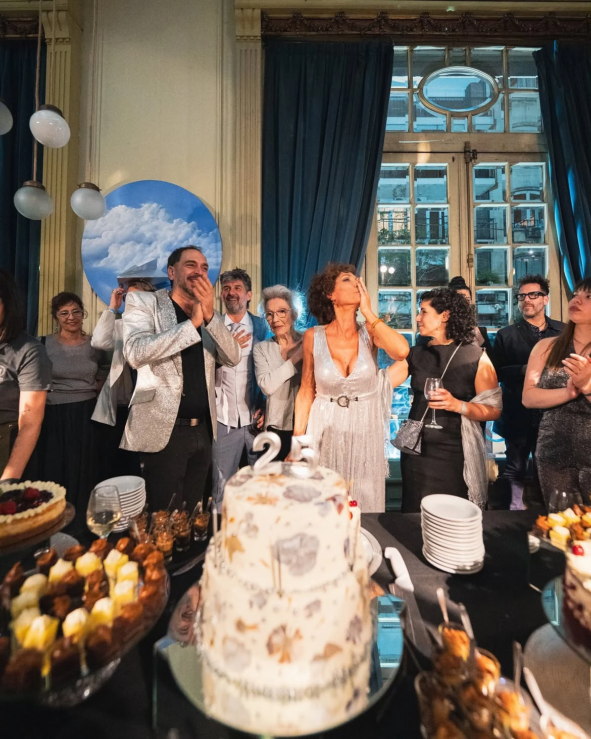 Ernestina Pais, junto a todo su equipo, festejando el año pasado los 25 años del restaurante.