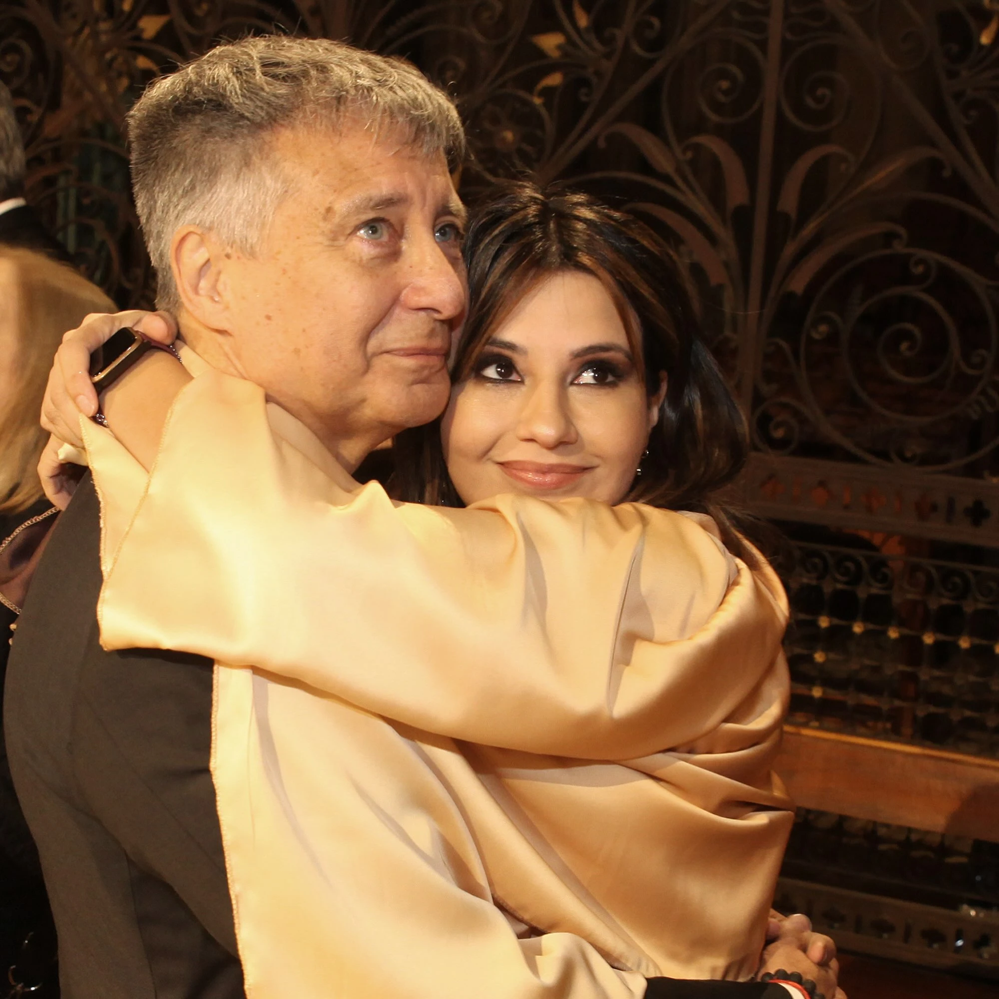 Las imágenes románticas de Giselle y Rolando en la parroquia.