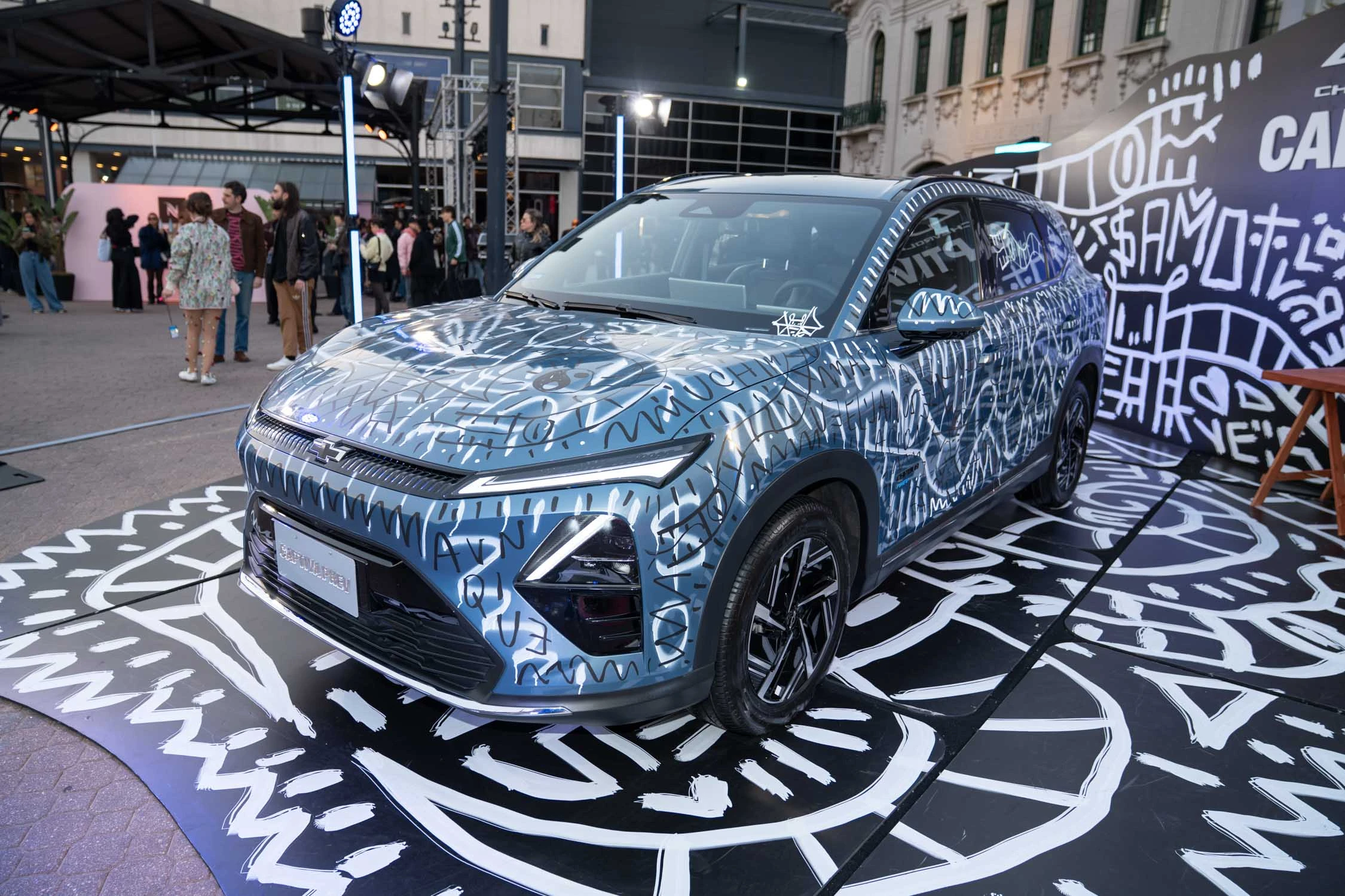 Samot intervino la Captiva PHEV con aerosoles y marcadores acrílicos, materiales que se repiten en sus obras.