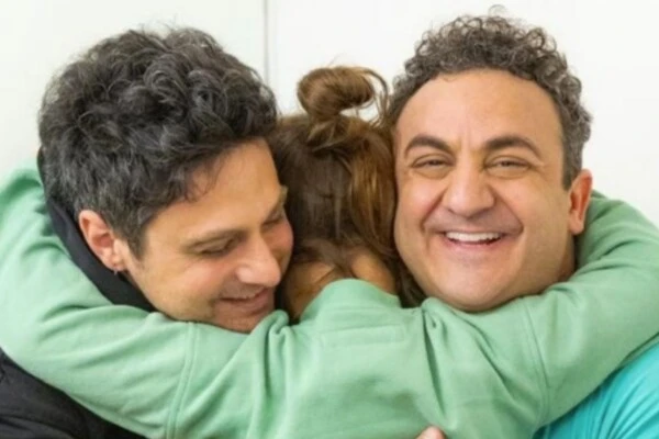 Diego Topa y su pareja Hugo Rodríguez con su hija Mitai