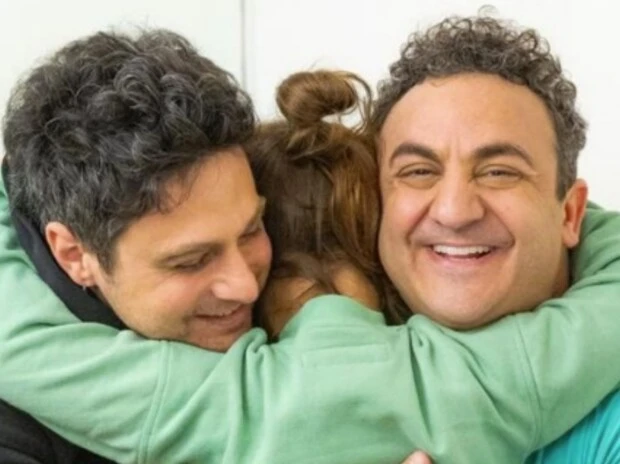 Diego Topa y su pareja Hugo Rodríguez con su hija Mitai