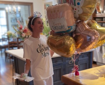 Globos, un detalle familiar y un salto al agua: el festejo sorpresa que recibió Meghan Markle por sus 45 años