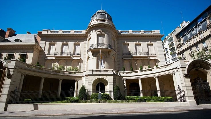 Alvear resolvió alquilar el palacio de la Avenida Alvear para inaugurarlo formalmente como la nueva residencia presidencial provisoria. El primer mandatario habitó la propiedad en compañía de su esposa, la ex cantante de ópera Regina Pacini, durante un año completo, periodo tras el cual trasladaron su domicilio definitivo al barrio de Belgrano.