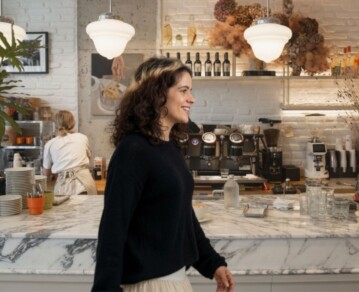 Así es por dentro Oli, el encantador bistró de Palermo que enamoró a Rosalía: delicias, estética vintage y el precio de su almuerzo