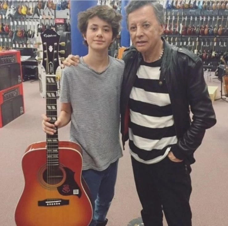 Un Dante adolescente junto a su abuelo Palito