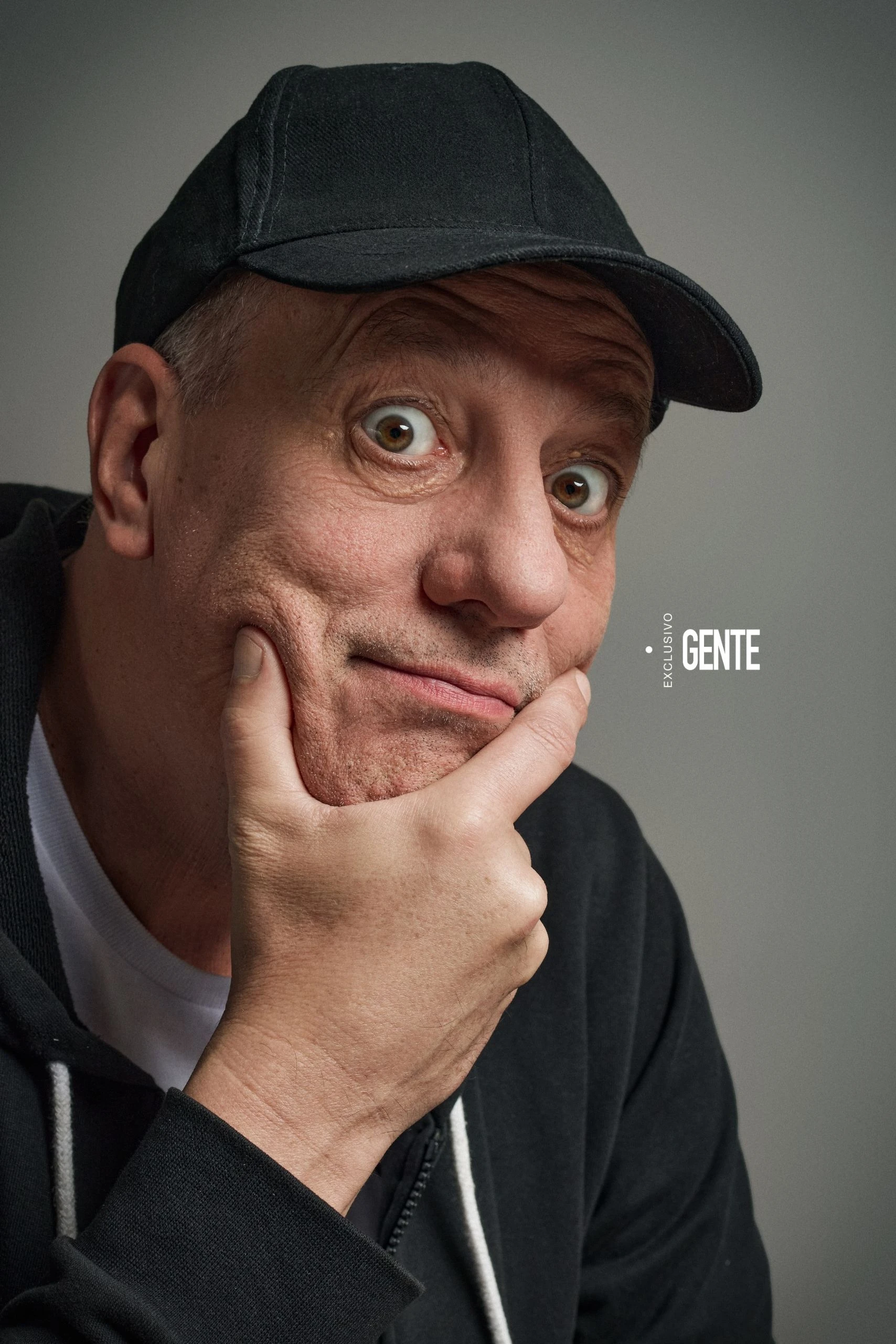 Yayo protagoniza, junto a Darío Barassi, "Gutiérrez is mai neim" para Hulu en Disney+.