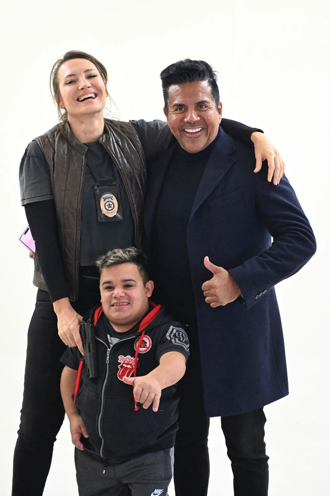 Brian junto a sus compañeros de elenco.