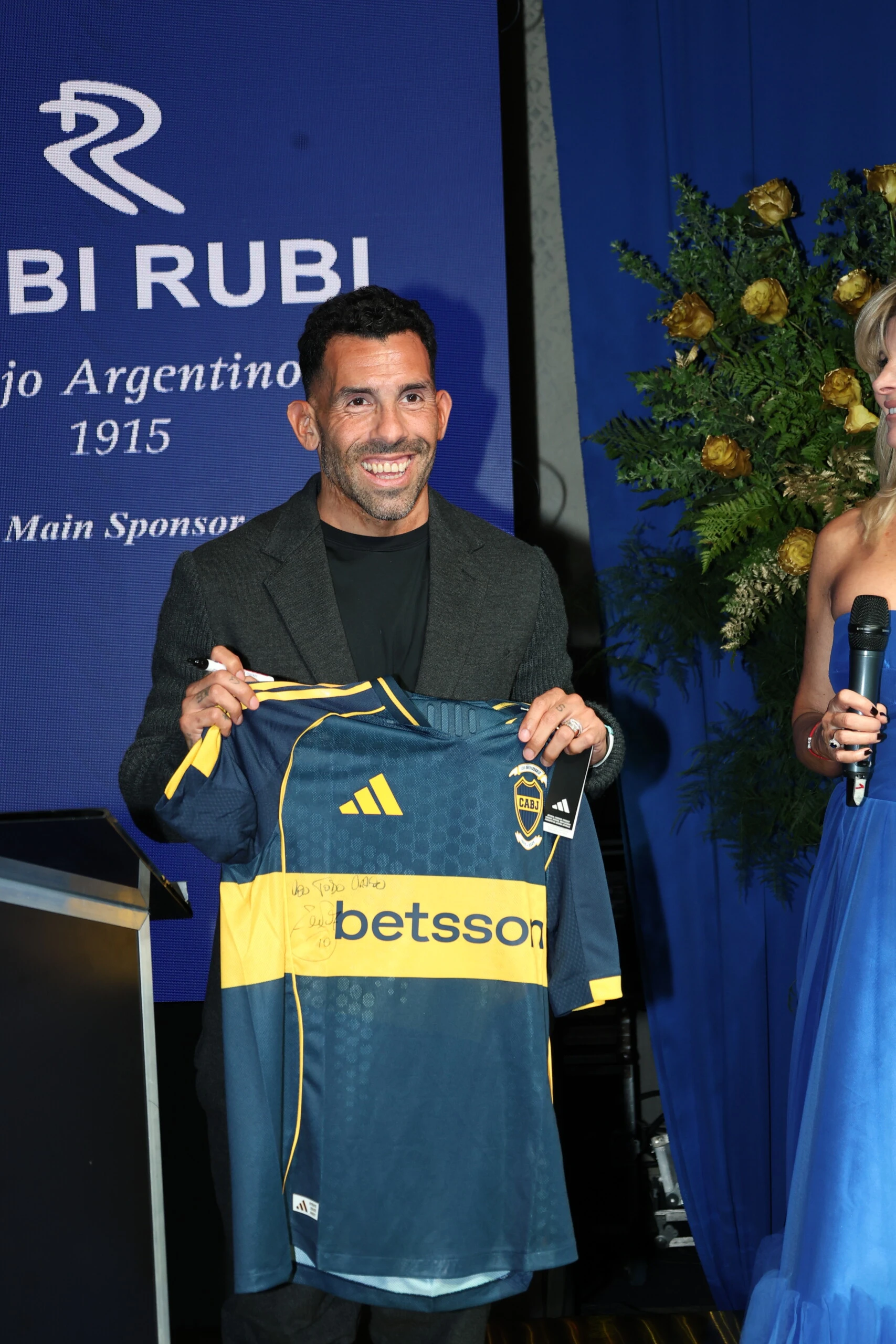 Carlos Tévez donó una camiseta firmada por él.