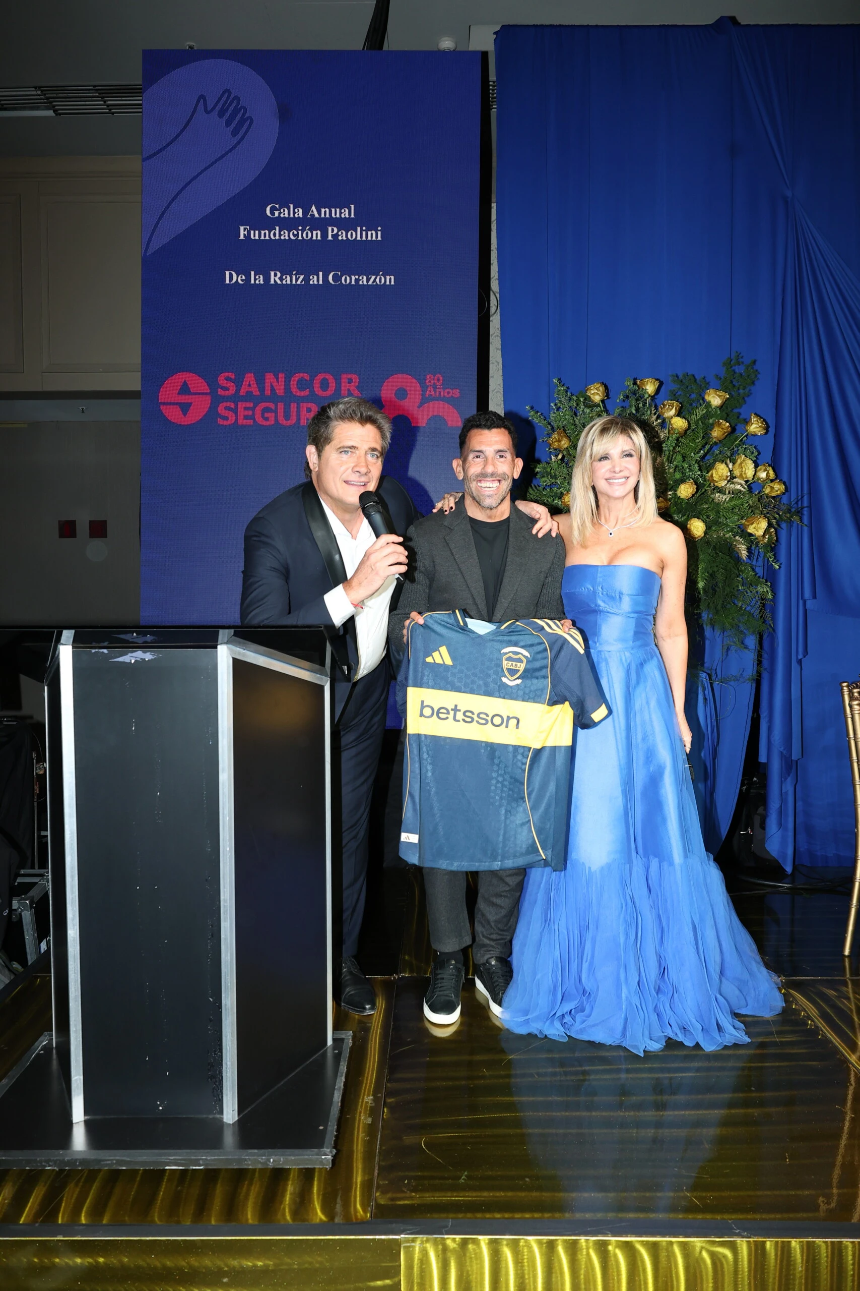 El exjugador acompañado por los conductores del evento, Guillermo Andino y Débora Plager.