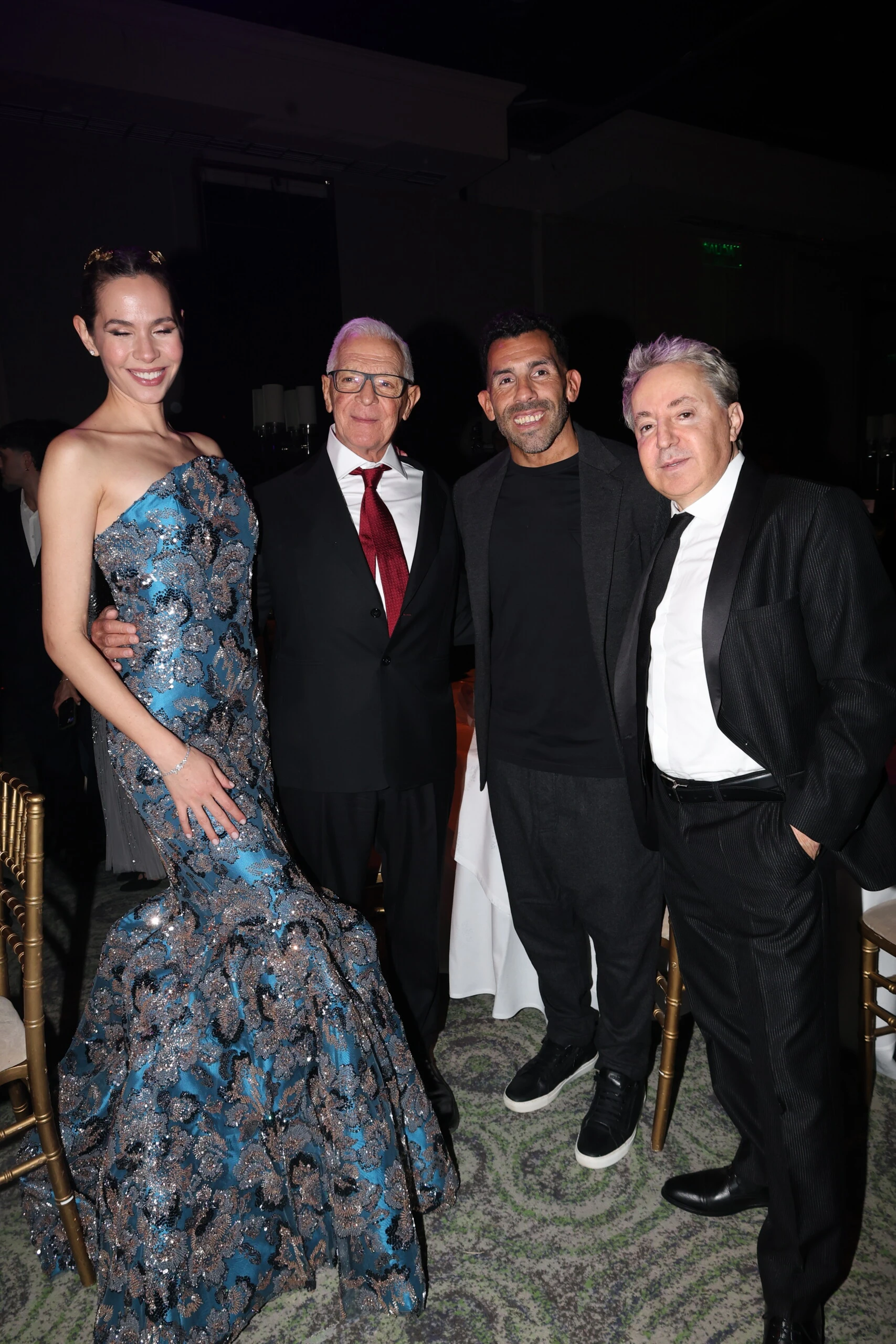 Tévez, acompañado por Elina y Eduardo Costantini.