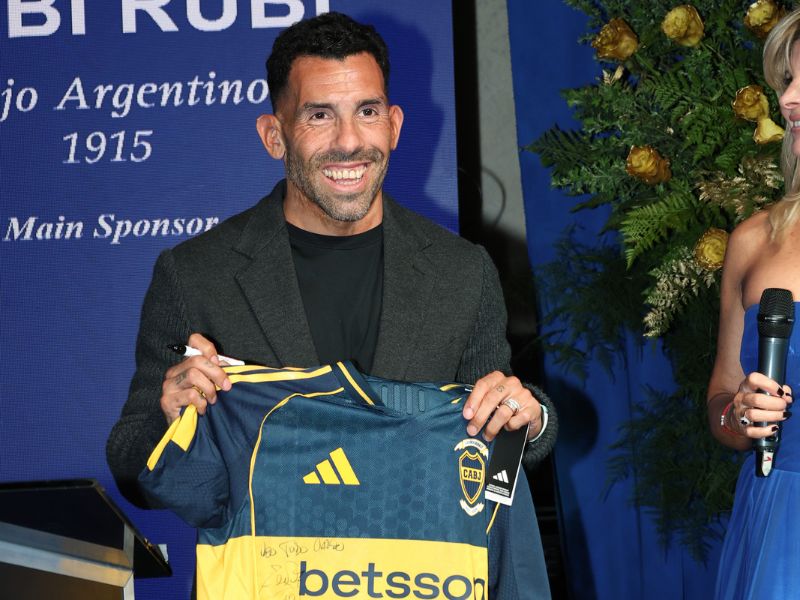 Carlos Tevez habló de su relación con Leandro Paredes y sorprendió con una revelación sobre sus charlas privadas