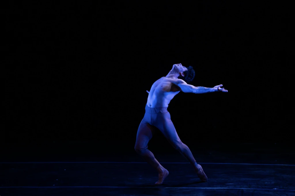 Segundo, porque esta obra es patrimonio nacional; en 1917 hubiera sido el primer ballet para Argentina, que nunca se hizo. Poder traerlo y recordar a Vaslav Nijinsky significa muchísimo para la danza en Argentina. Gracias a él se inspiró la ciudad para crear la compañía del Teatro Colón y la escuela. Tenemos la escuela Vaganova gracias a él, entonces es como traer una joyita que se desenterró de la historia, y también porque cuenta esta historia del Urutaú, que es una leyenda guaraní y que en el fondo, creo que todos somos un poco con sangre guaraní