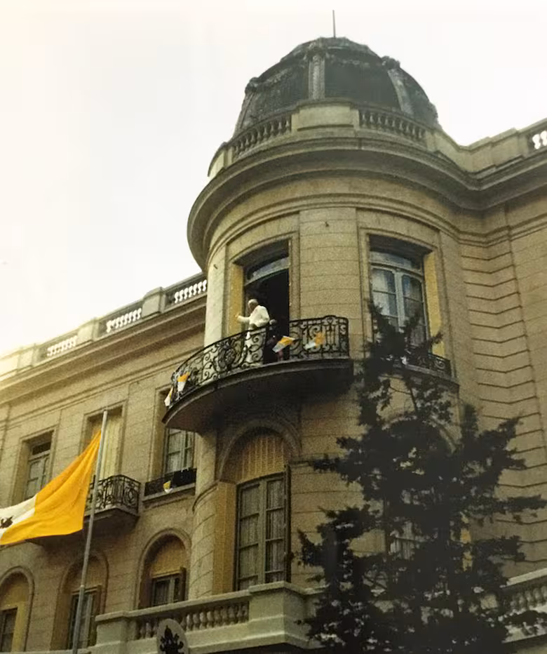 Juan Pablo II saludando a los fieles desde uno de los balcones del palacio.