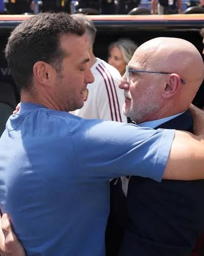 El saludo de Scaloni y De la Fuente tras la derrota de Argentina.