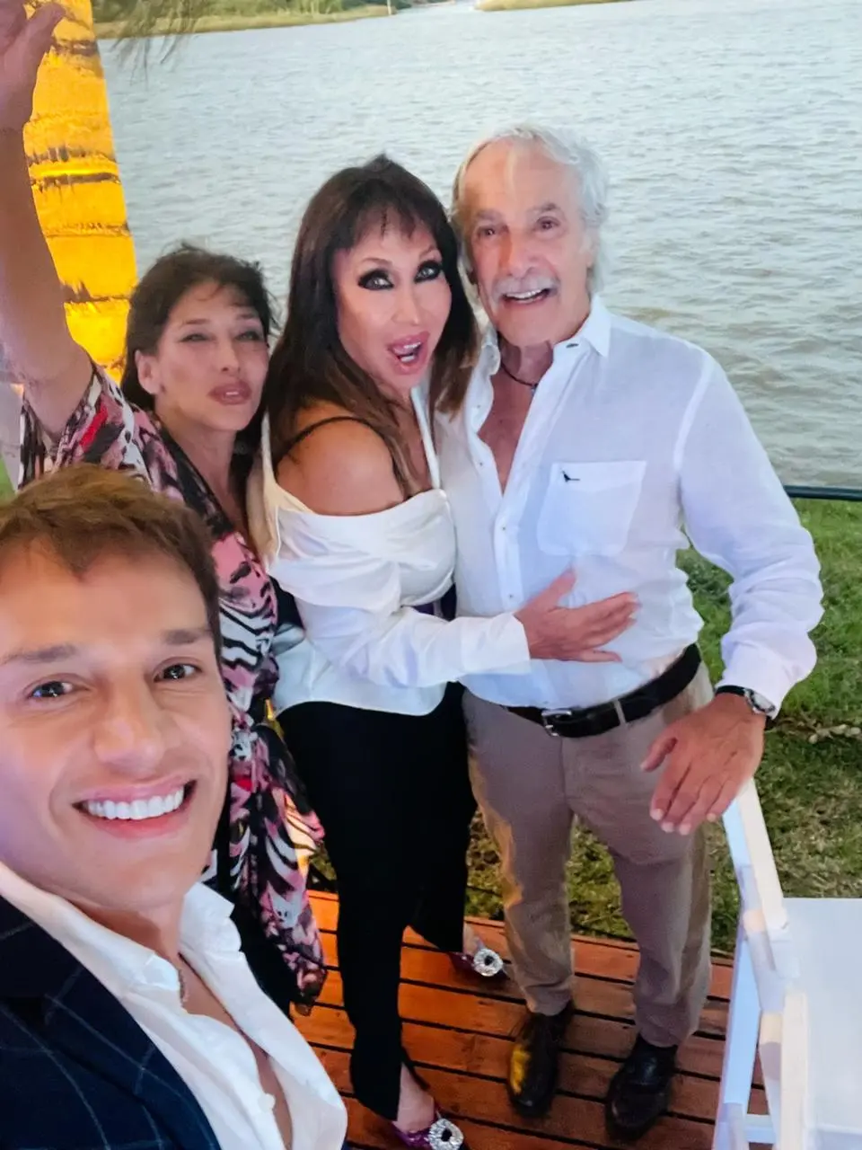 Moria, acompañada por amigos.