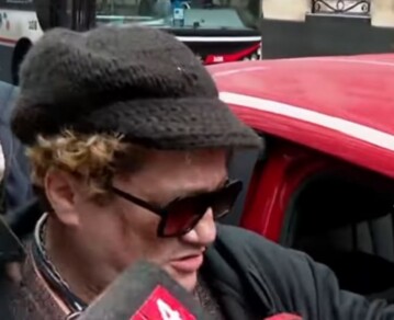 El llamativo regalo de Pity Álvarez a los periodistas que cubrían su llegada al juicio por el crimen de Cristian Díaz