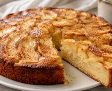 Torta matera de manzana: la receta fácil y húmeda que se prepara en pocos minutos
