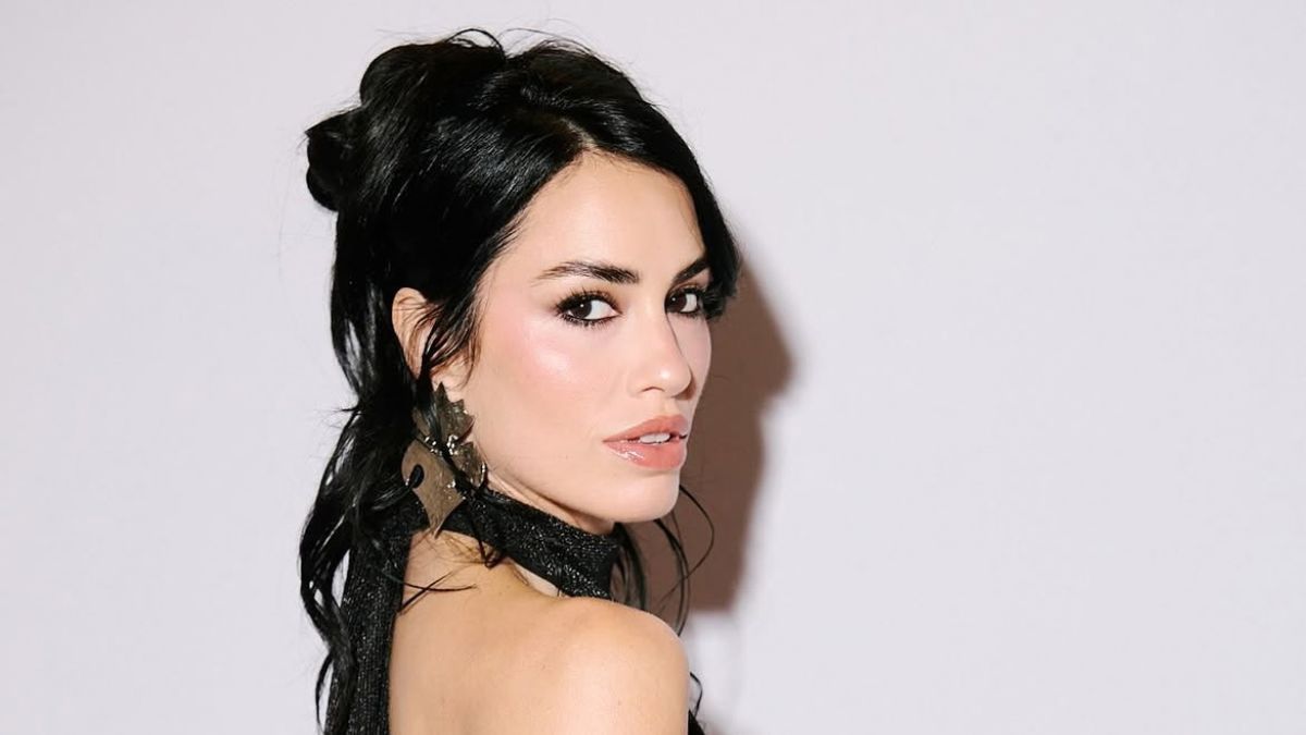 En fotos, las claves del impactante look glam de Lali Espósito en el Festival de San Sebastián: escote halter y espalda descubierta