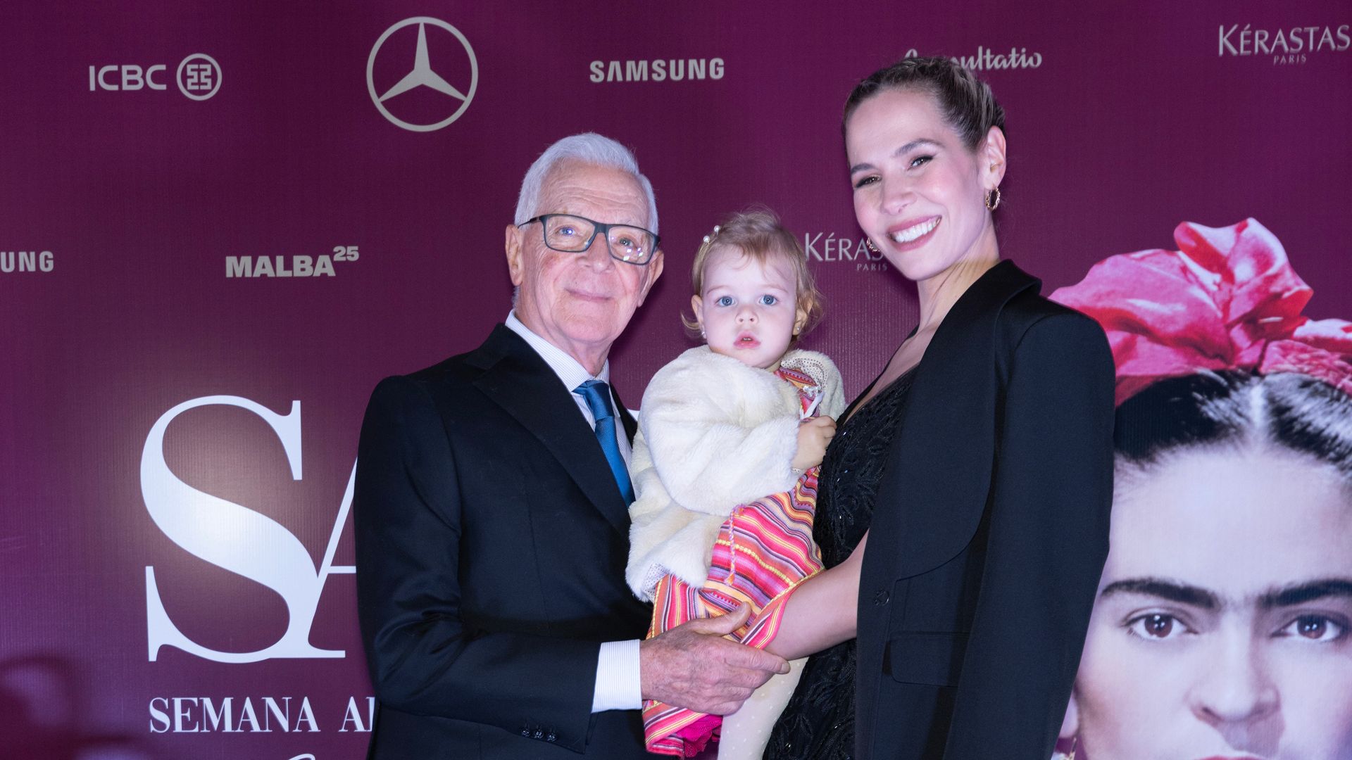 El look romántico de Kahlo, la hija de Elina Costantini, para acompañar a su mamá en la inauguración de la Semana de la Alta Costura