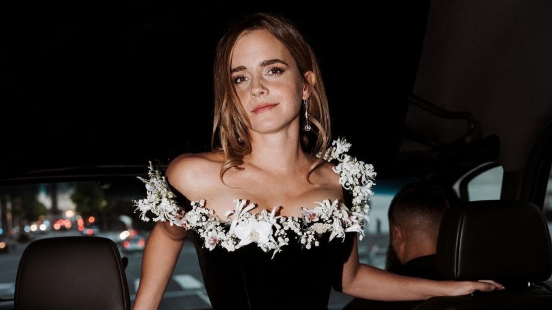 Ni Chanel ni Dior: Emma Watson deslumbró con un vestido efímero de flores reales cosidas a mano