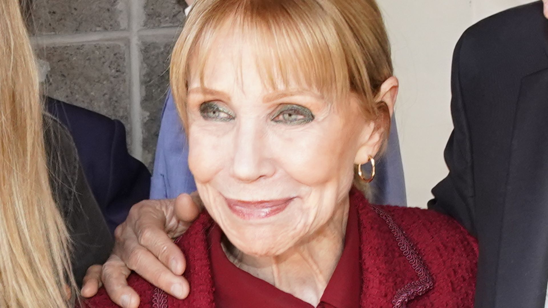 El elegante look sastrero de Evangelina Salazar en el íntimo casamiento por civil de Julieta Prandi y Emanuel Ortega