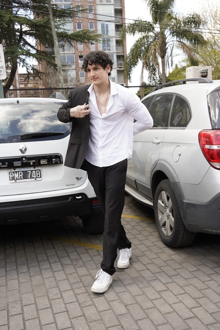 Bautista, uno de los hijos del artista, llegando al evento.