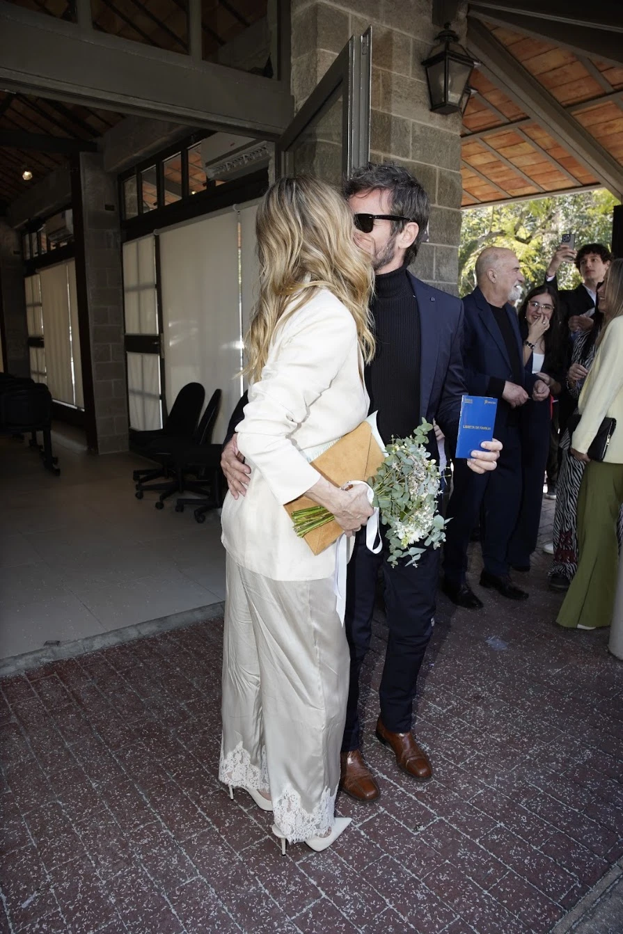 Radiantes a la salida del registro civil de San Isidro, Julieta Prandi y Emanuel Ortega celebraron formalizar su historia de amor tras más de seis años juntos
. “Es un día de mucha felicidad y emoción”, expresó el músico ante la prensa, mientras la actriz destacó vivir esta nueva etapa “con mucha paz”.