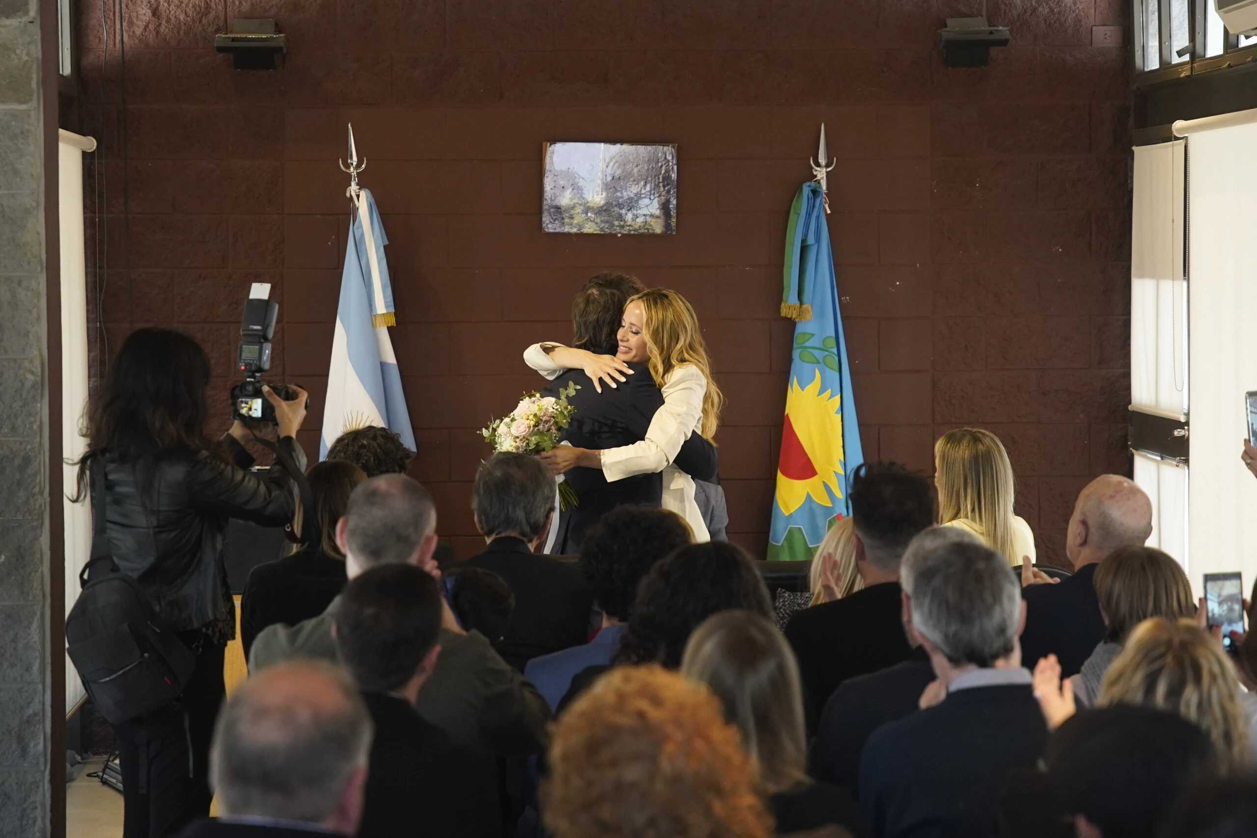Julieta y Emanuel se mostraron muy enamorados ante familiares y amigos.