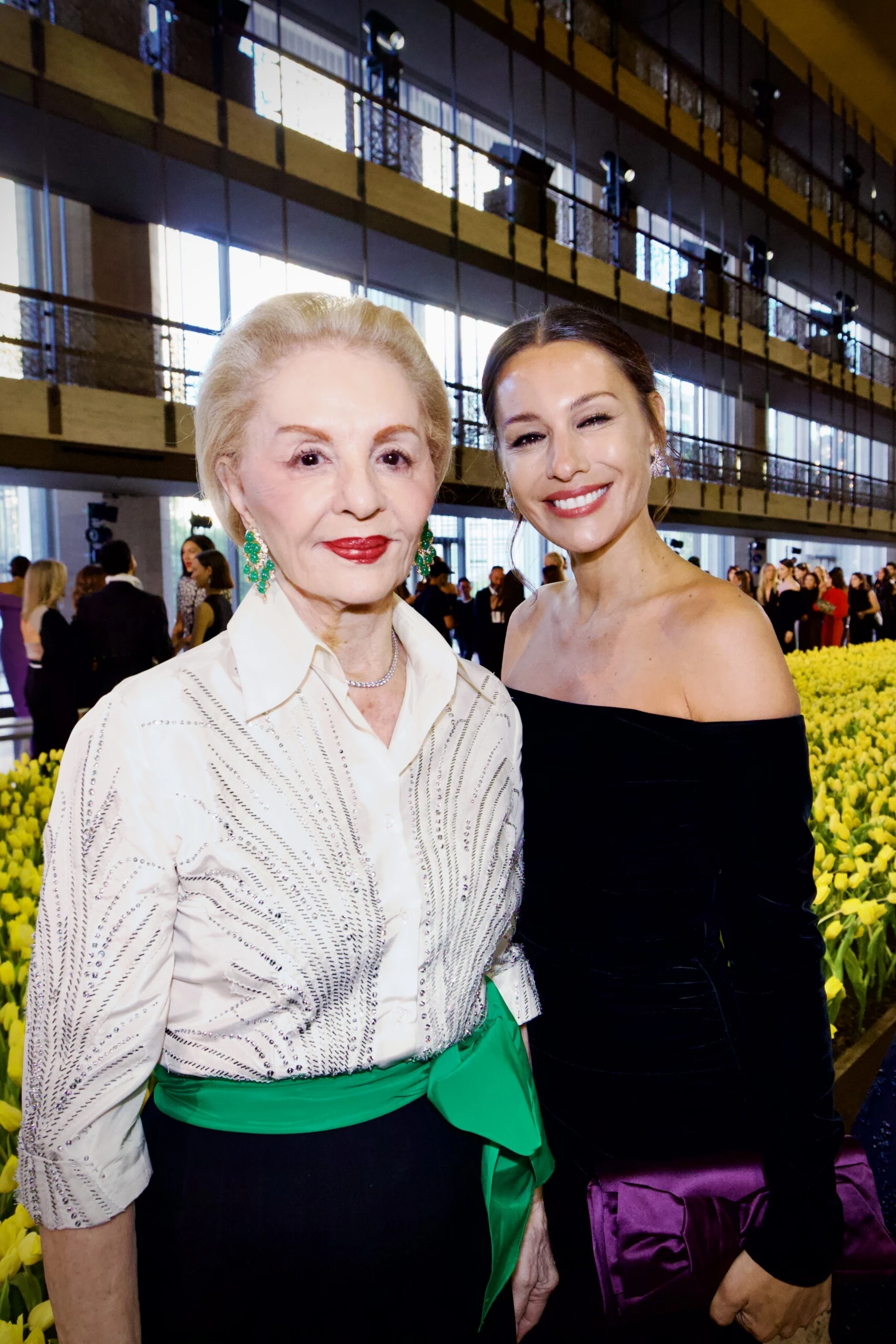 La top model no quiso perderse la foto con la icónica Carolina Herrera.
