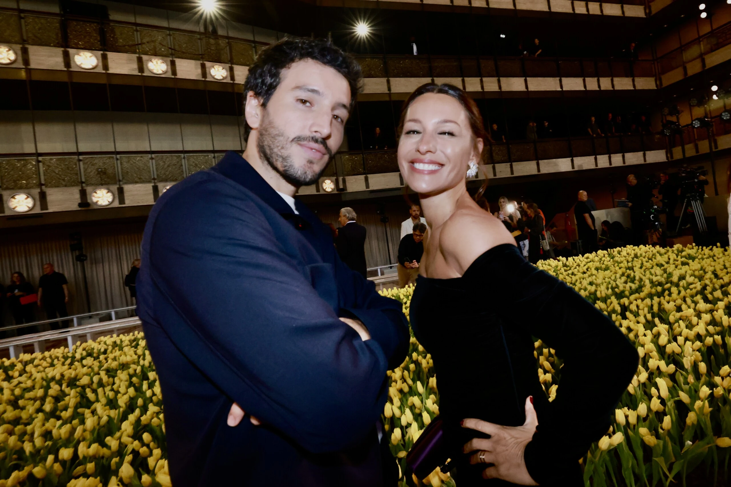 Pampita acompañada por Sebastián Yatra.