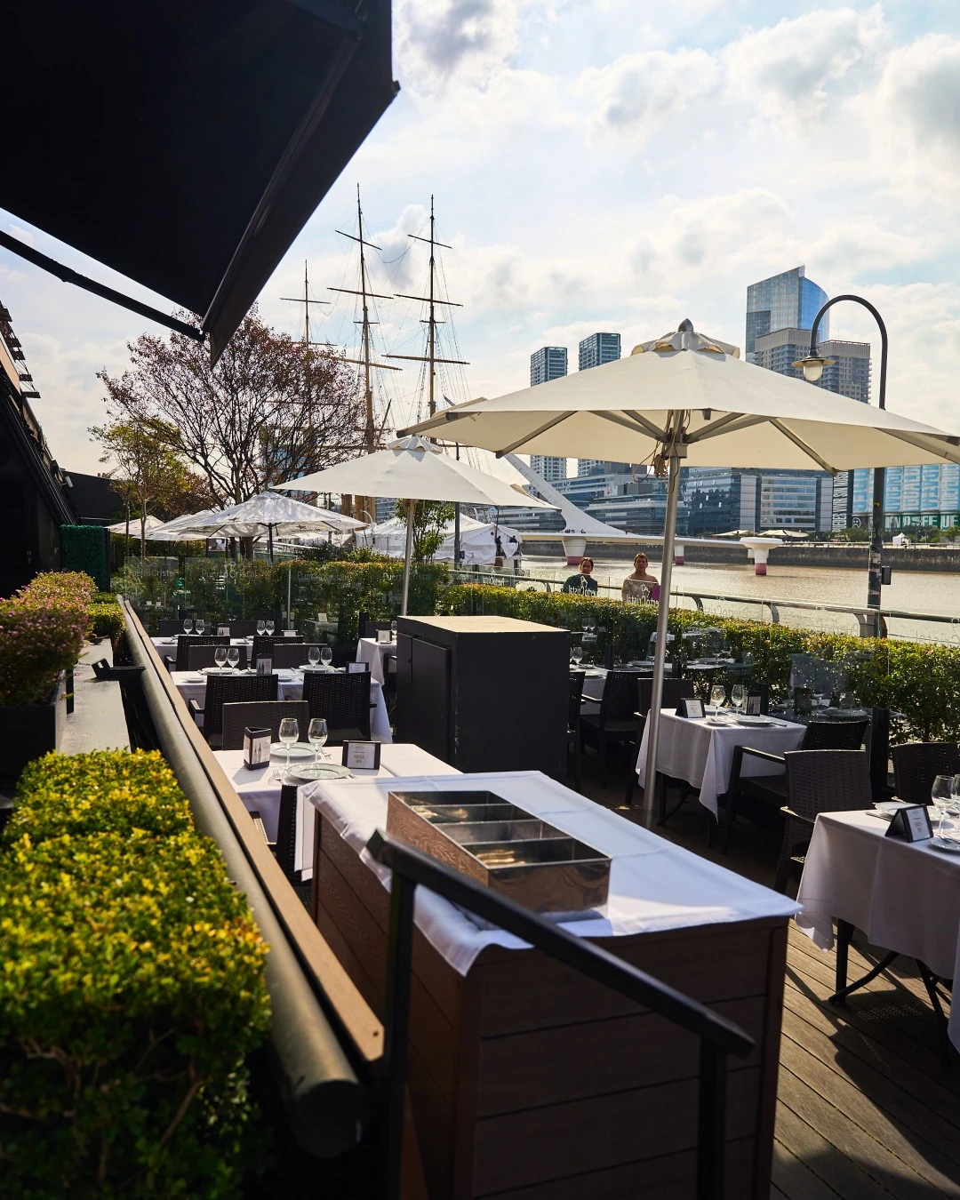 La primavera invita a disfrutar de su deck, a metros de los icónicos diques de Puerto Madero.